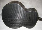 Tělo zezadu  Na materiálu je vidět zřetelná textura, která působí dosti nezvykle - nevzhledně rušivě. Něco podobného by se dalo čekat spíš na laminátové kanoi, než na kytaře. Povrch - polyuretan s vysokým leskem.